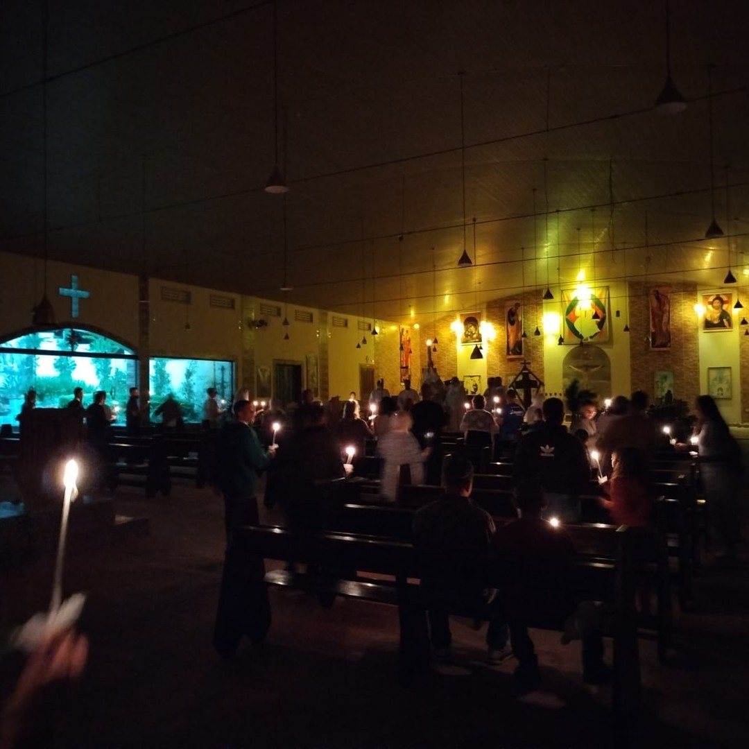Velas acesas durante a celebração